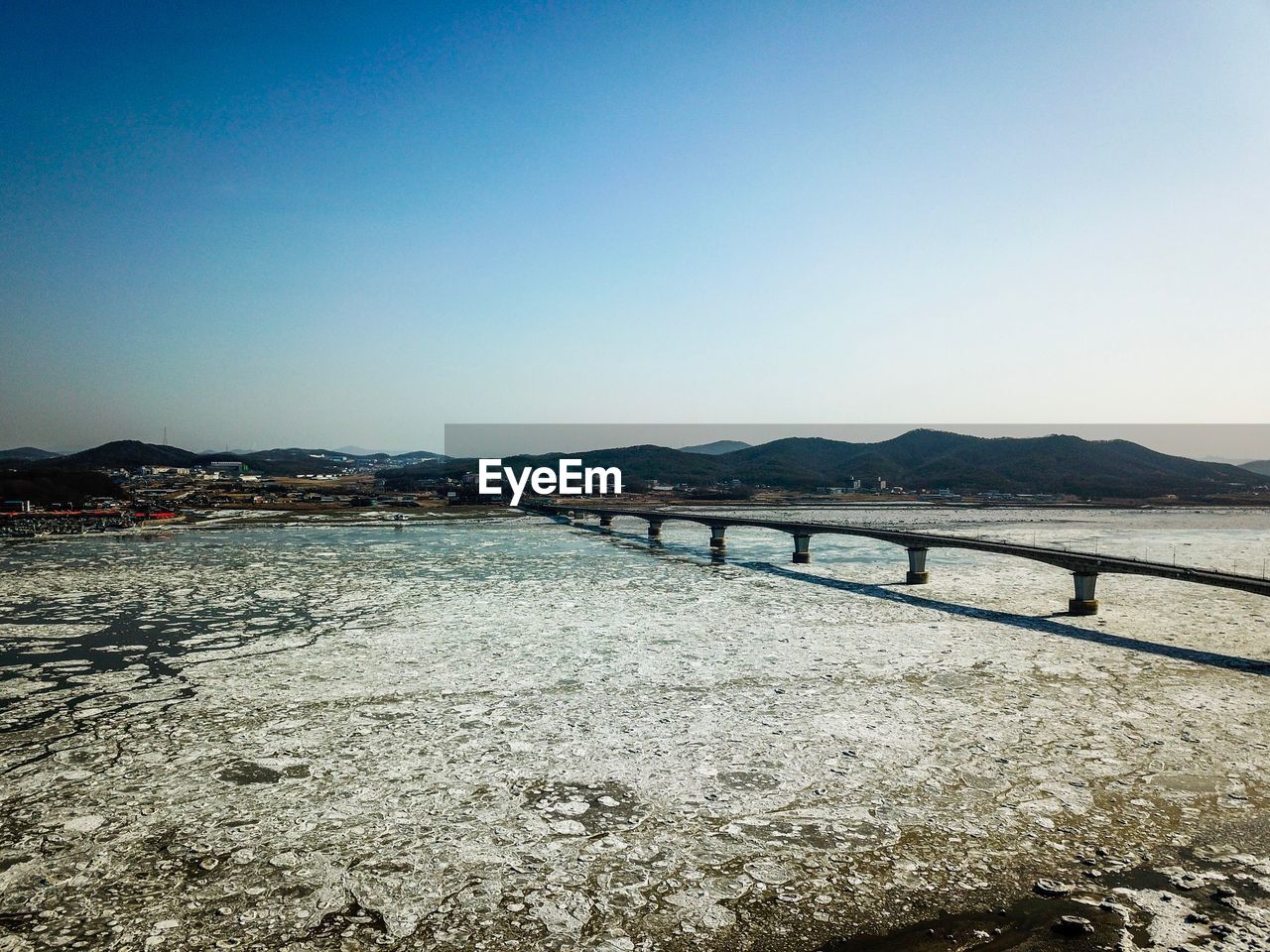 SCENIC VIEW OF RIVER AGAINST CLEAR BLUE SKY