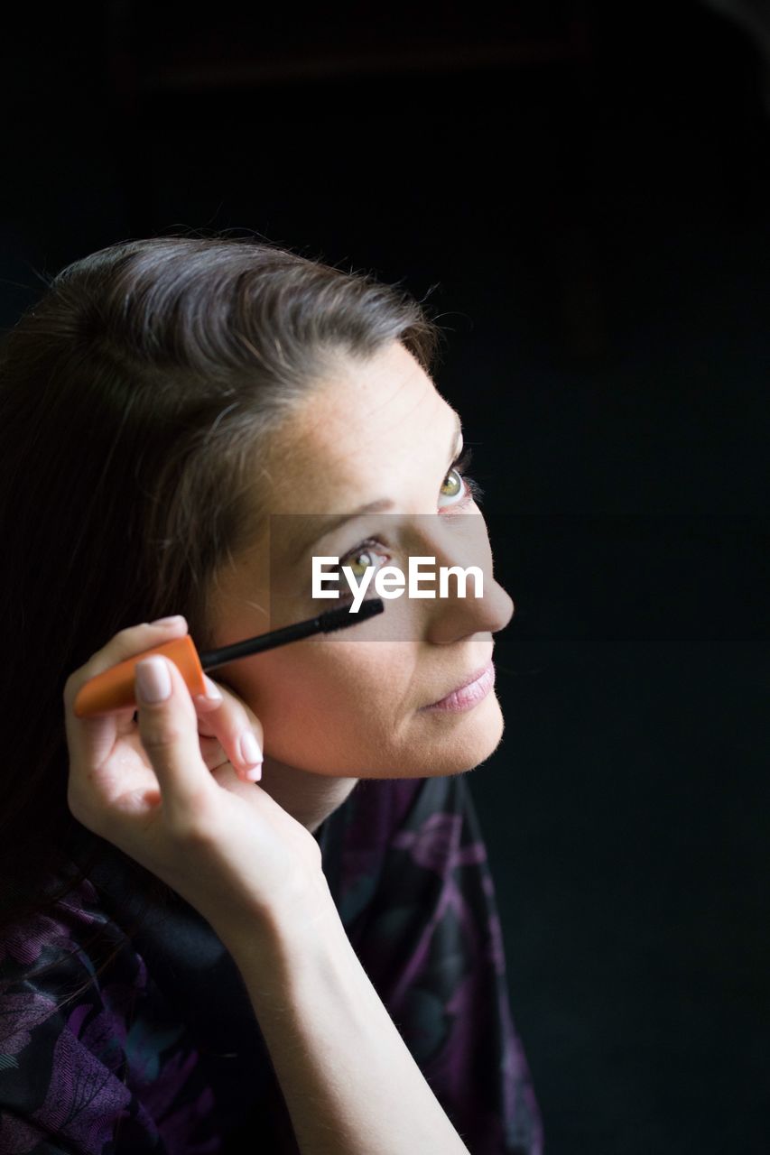 PORTRAIT OF WOMAN LOOKING AWAY