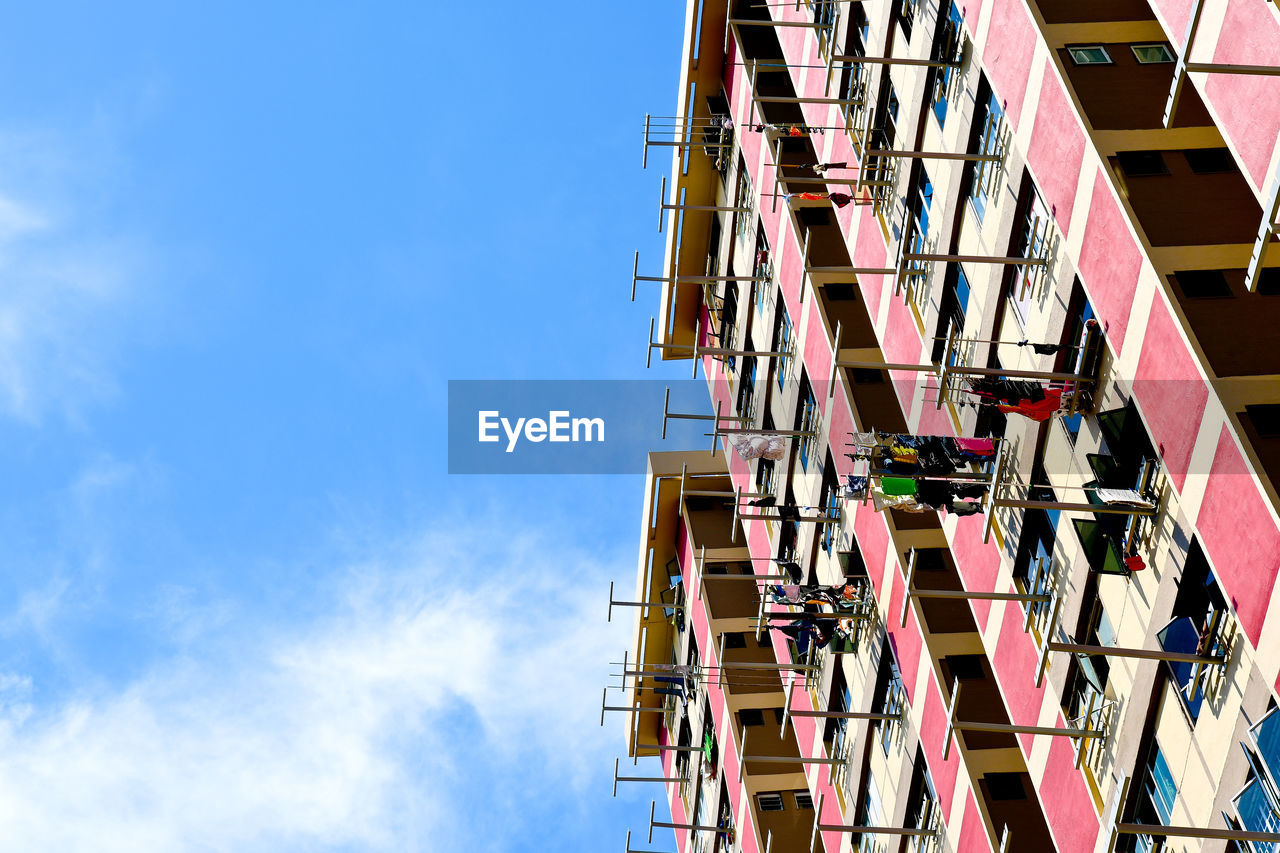 LOW ANGLE VIEW OF BUILDINGS IN CITY AGAINST SKY