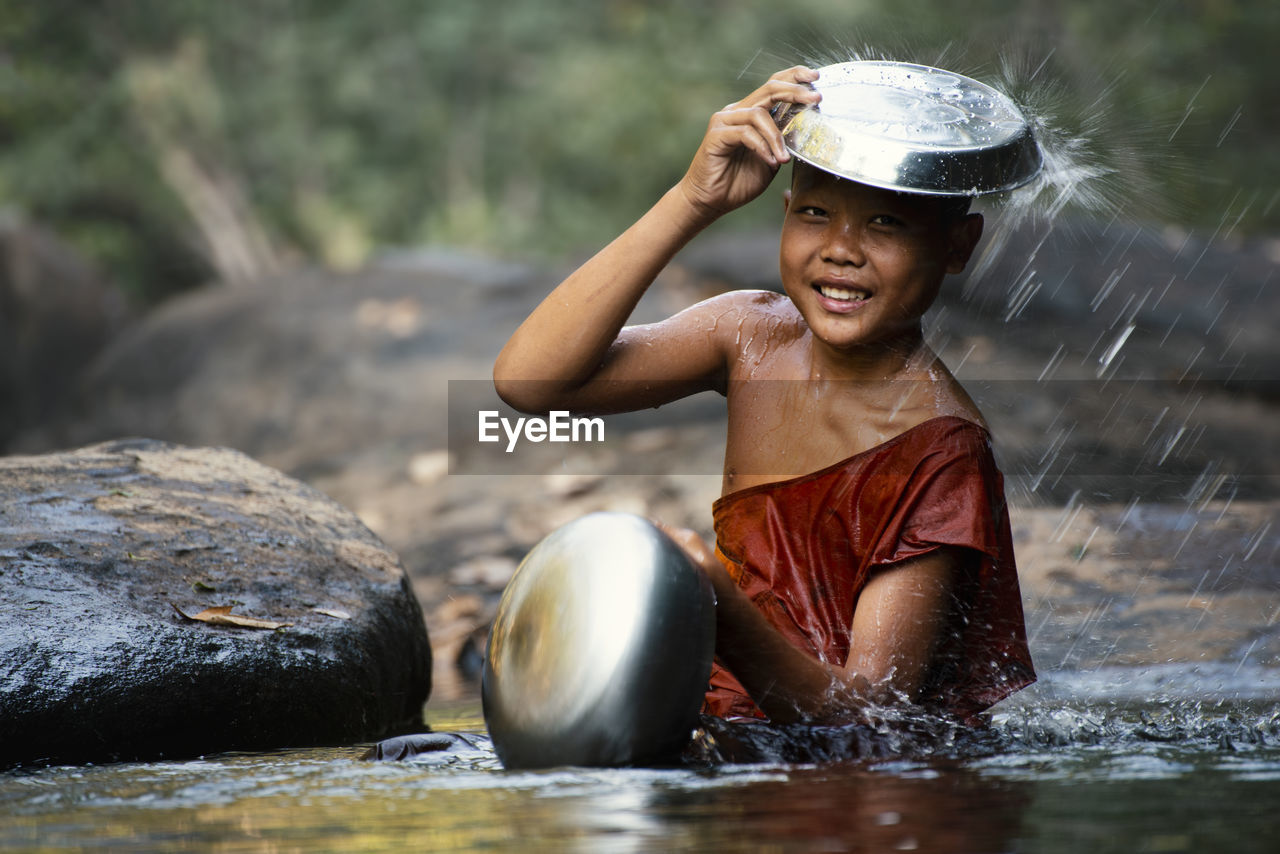 Novice playing waterfall and wash the container, monk's alms bowl.