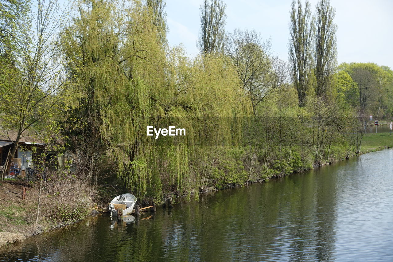 VIEW OF A LAKE