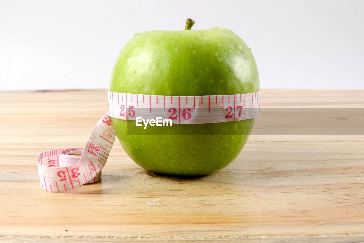 CLOSE-UP OF APPLES ON TABLE