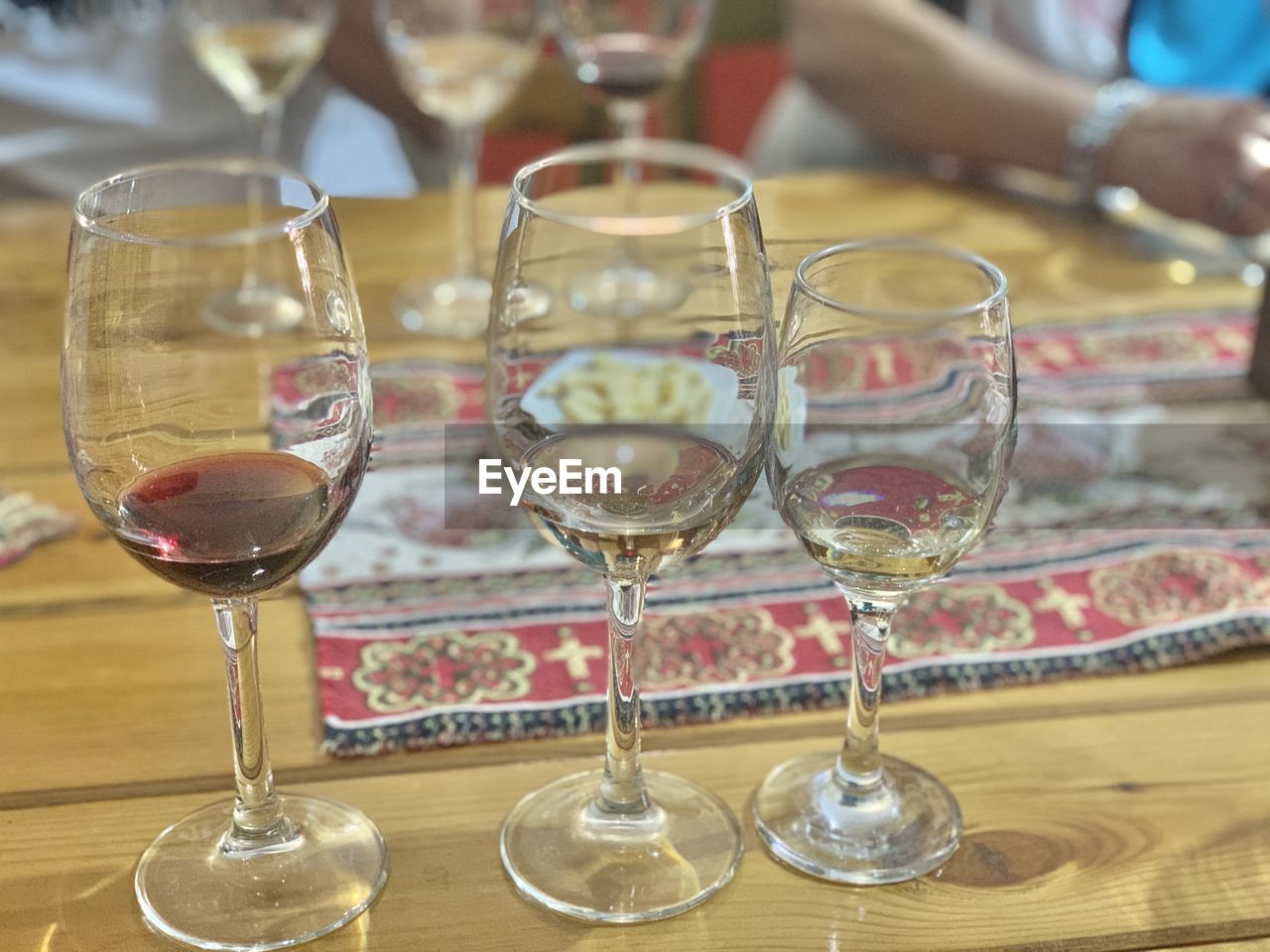 CLOSE-UP OF WINE GLASS ON TABLE
