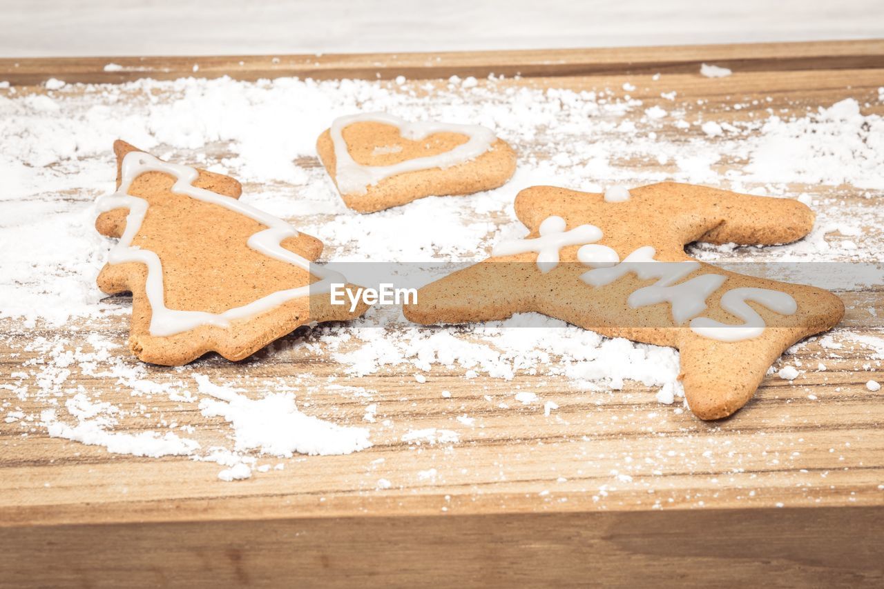 HIGH ANGLE VIEW OF COOKIES IN PLATE ON TABLE