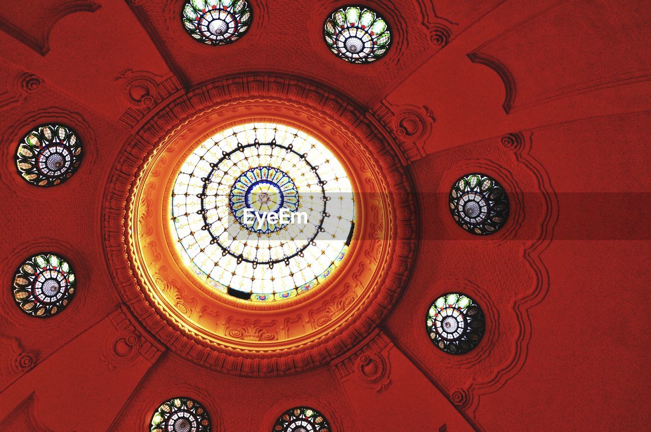 LOW ANGLE VIEW OF ORNATE CEILING IN TEMPLE