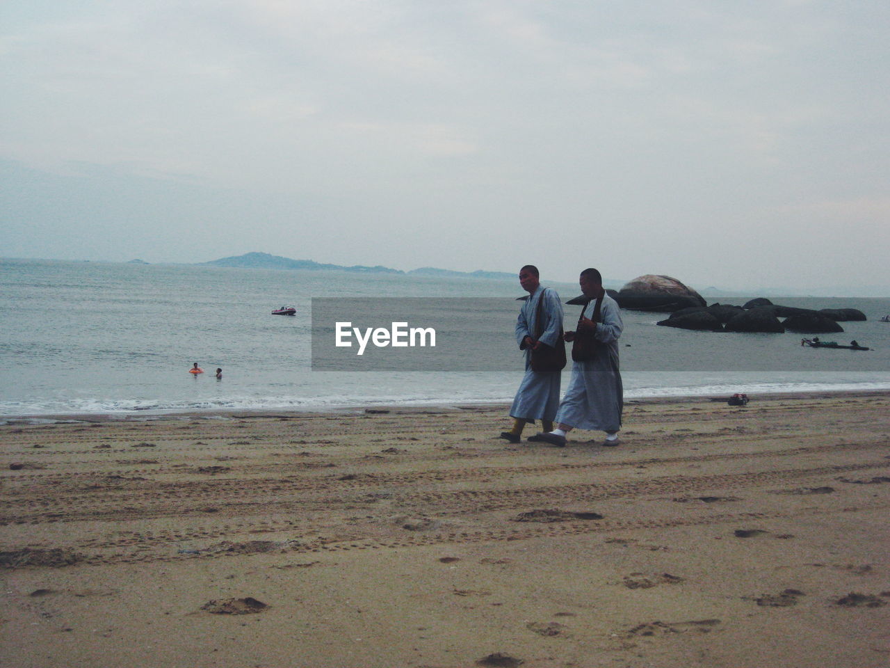 REAR VIEW OF MAN ON BEACH