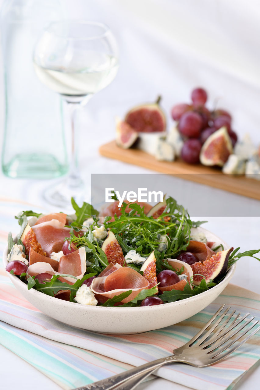 Arugula salad with parma ham, blue cheese, figs, grapes