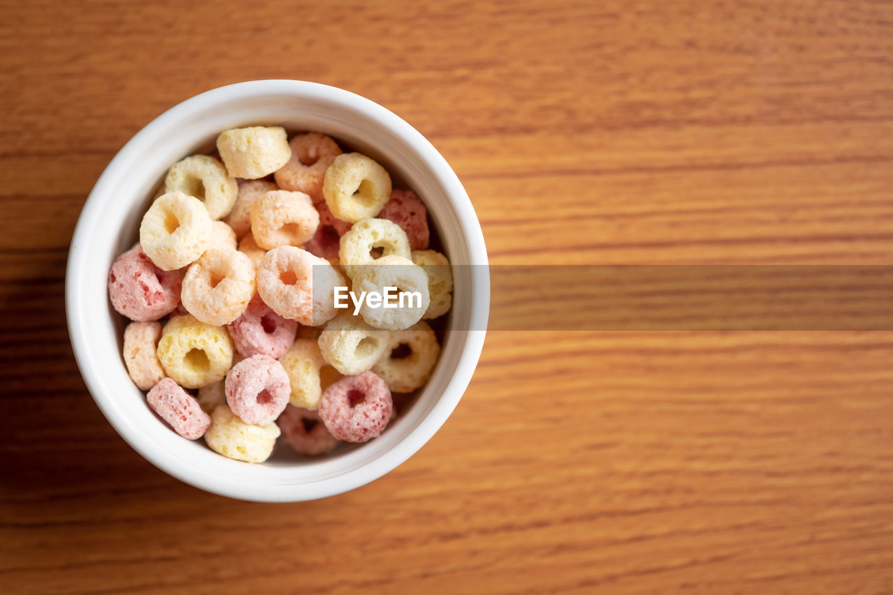 HIGH ANGLE VIEW OF FRESH BREAKFAST ON TABLE