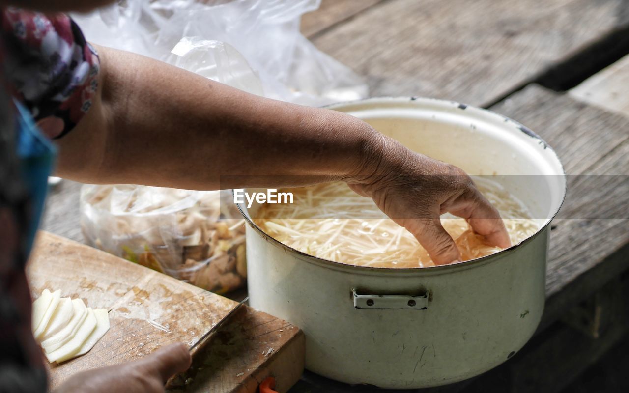 MIDSECTION OF MAN HAVING FOOD