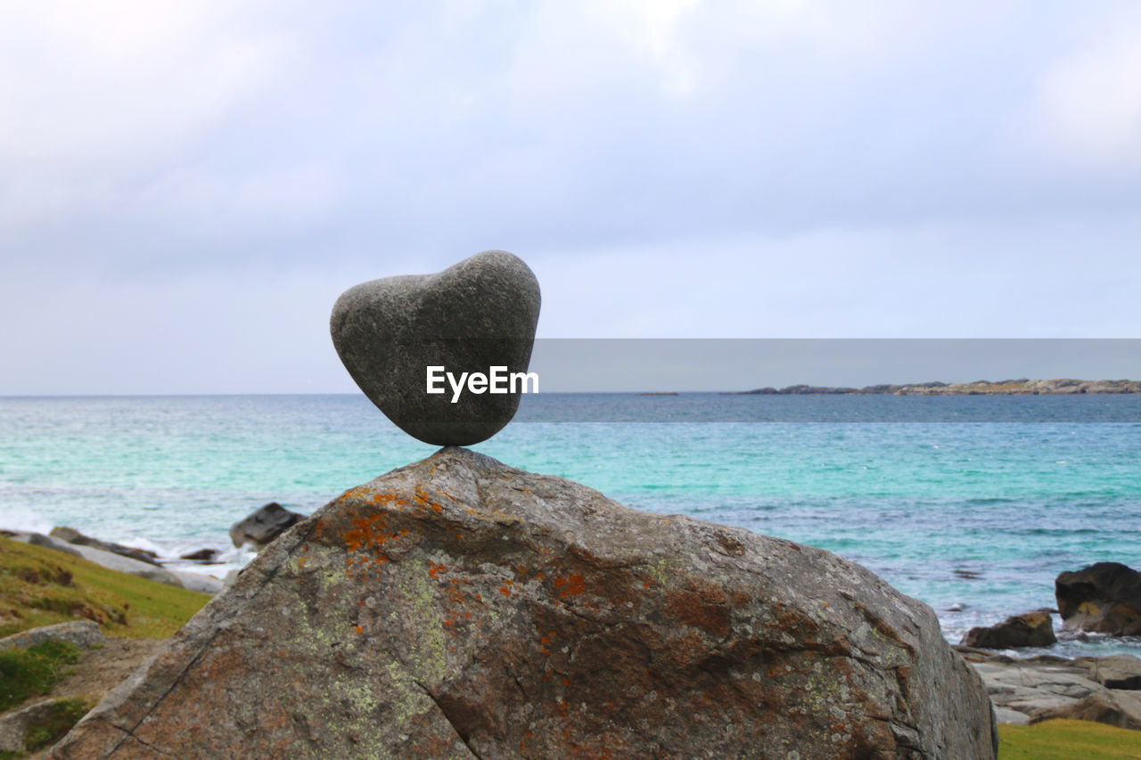 ROCKS ON SHORE AGAINST SEA