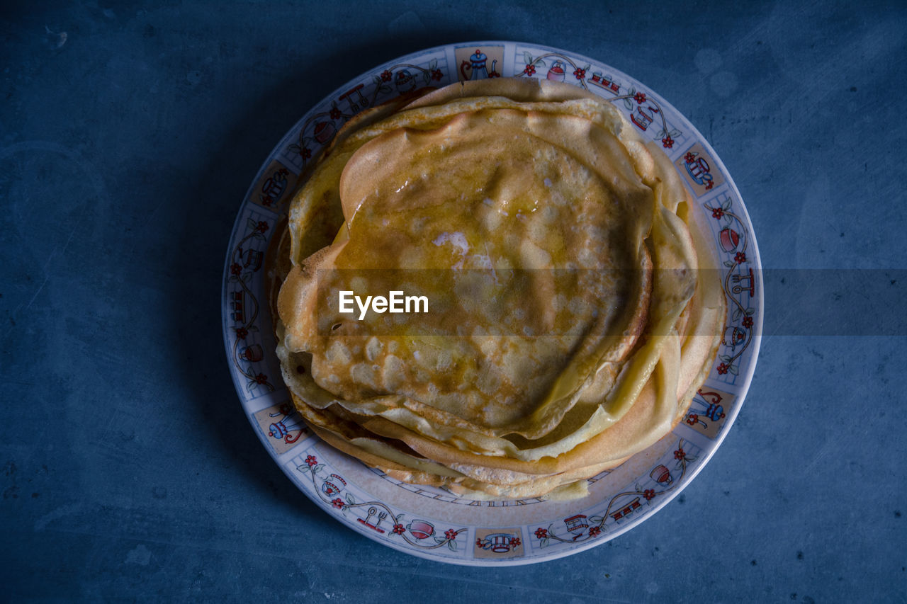 HIGH ANGLE VIEW OF FRESH BREAKFAST IN PLATE ON TABLE