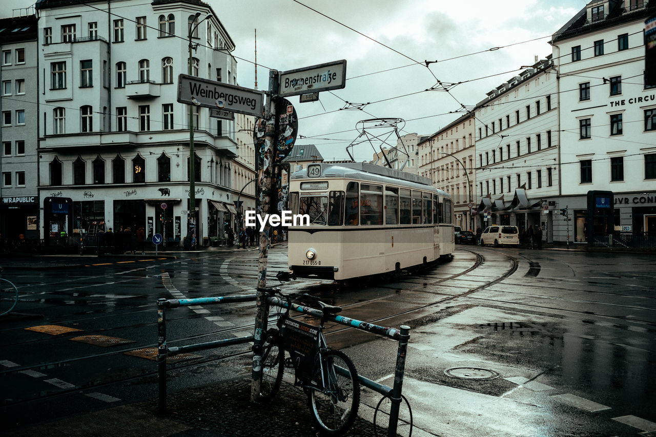 BICYCLE ON ROAD AGAINST BUILDINGS IN CITY