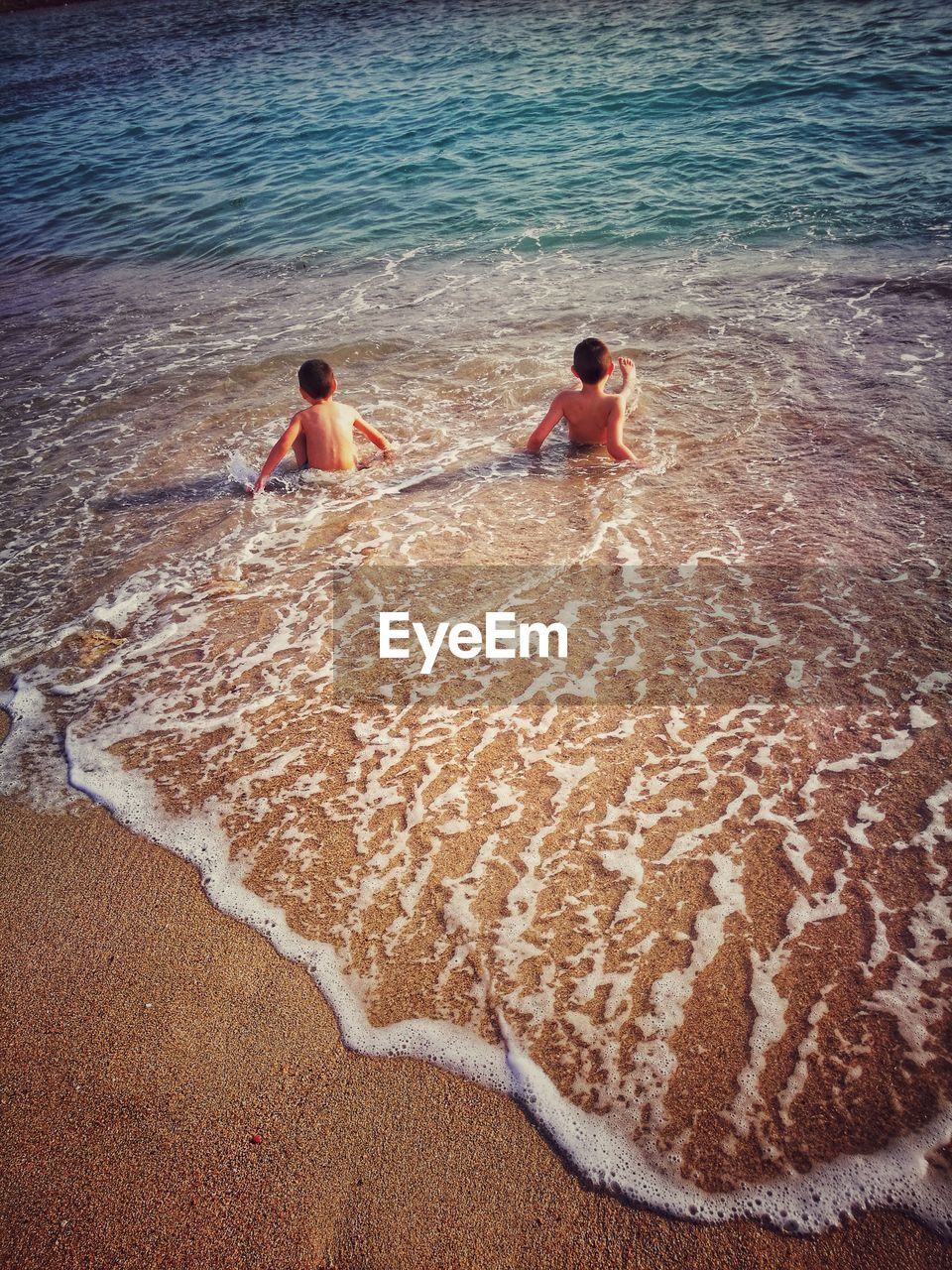 HIGH ANGLE VIEW OF MEN ON BEACH