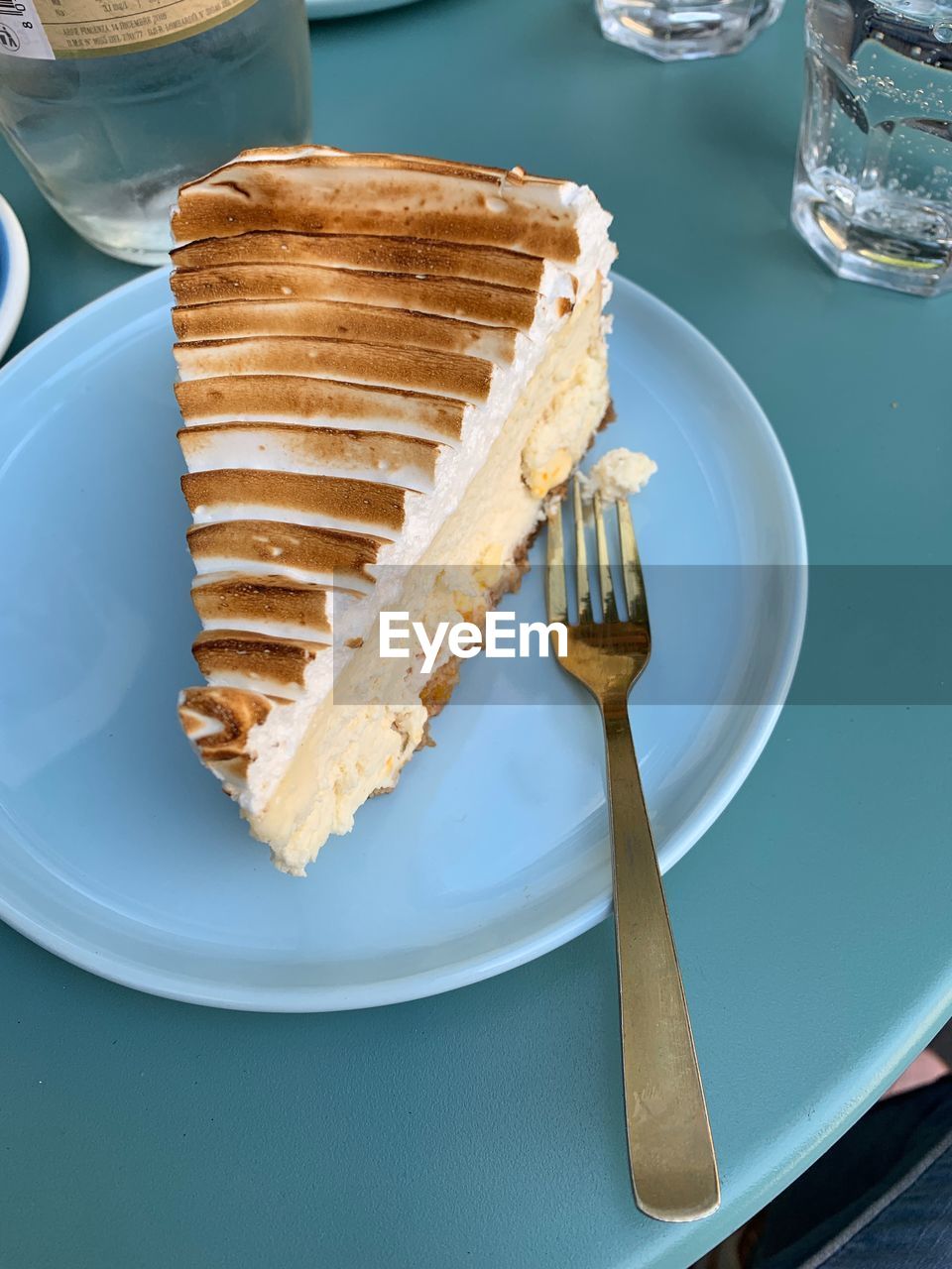 HIGH ANGLE VIEW OF CHOCOLATE CAKE ON PLATE