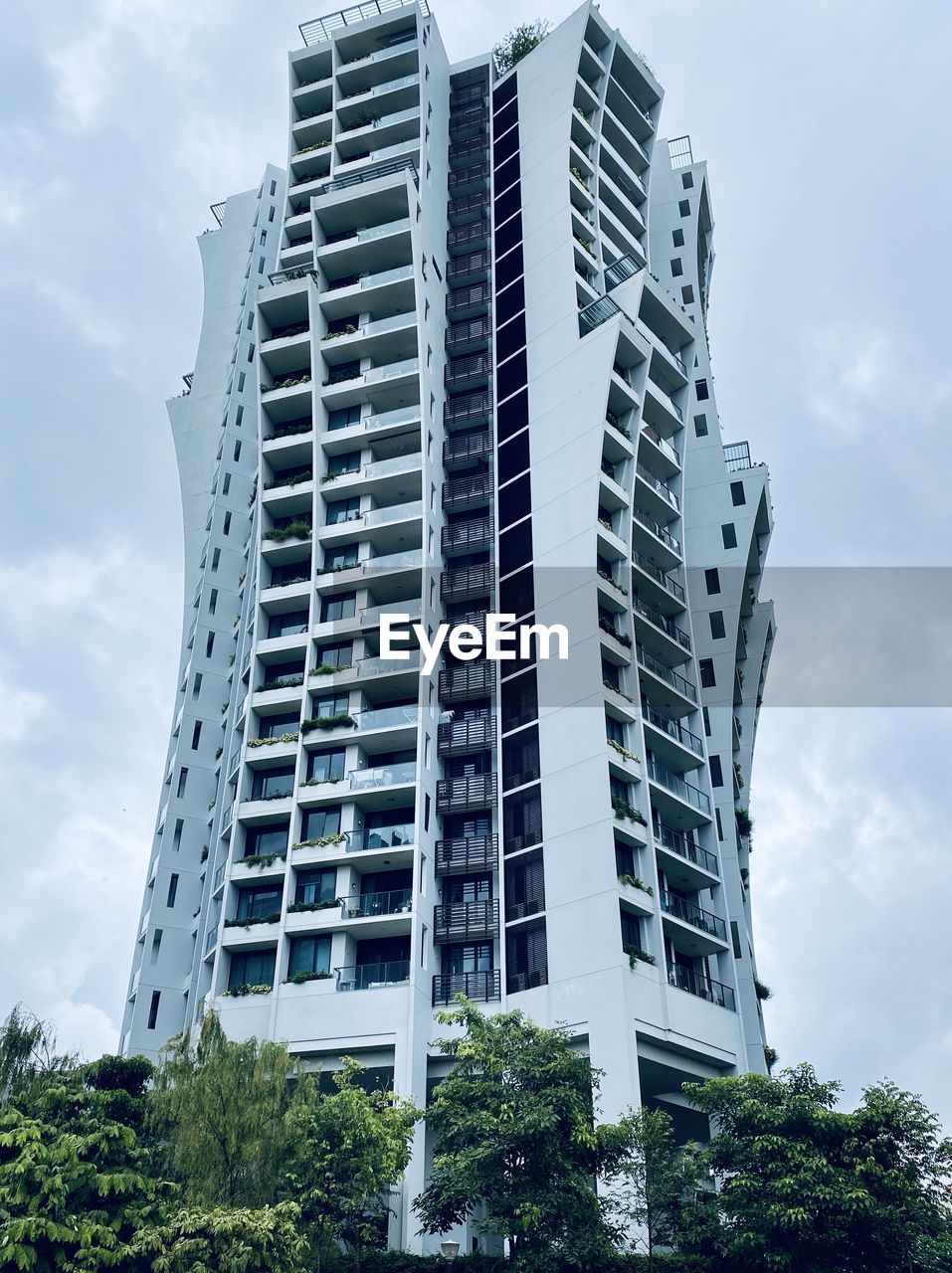 LOW ANGLE VIEW OF APARTMENT BUILDING AGAINST SKY
