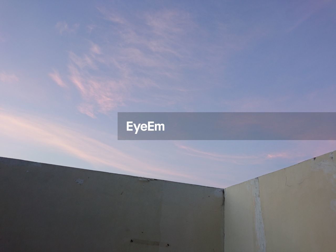 LOW ANGLE VIEW OF BUILDING AGAINST BLUE SKY