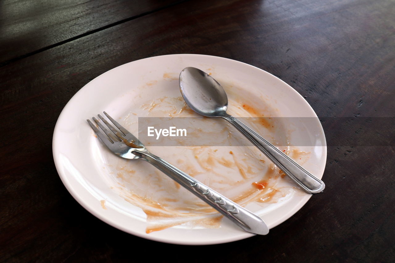 HIGH ANGLE VIEW OF ICE CREAM ON TABLE