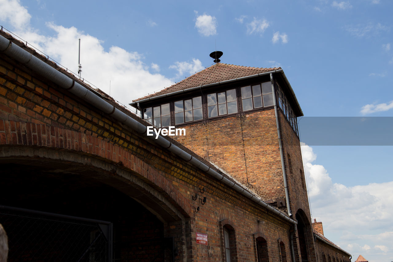 LOW ANGLE VIEW OF BUILT STRUCTURES AGAINST SKY