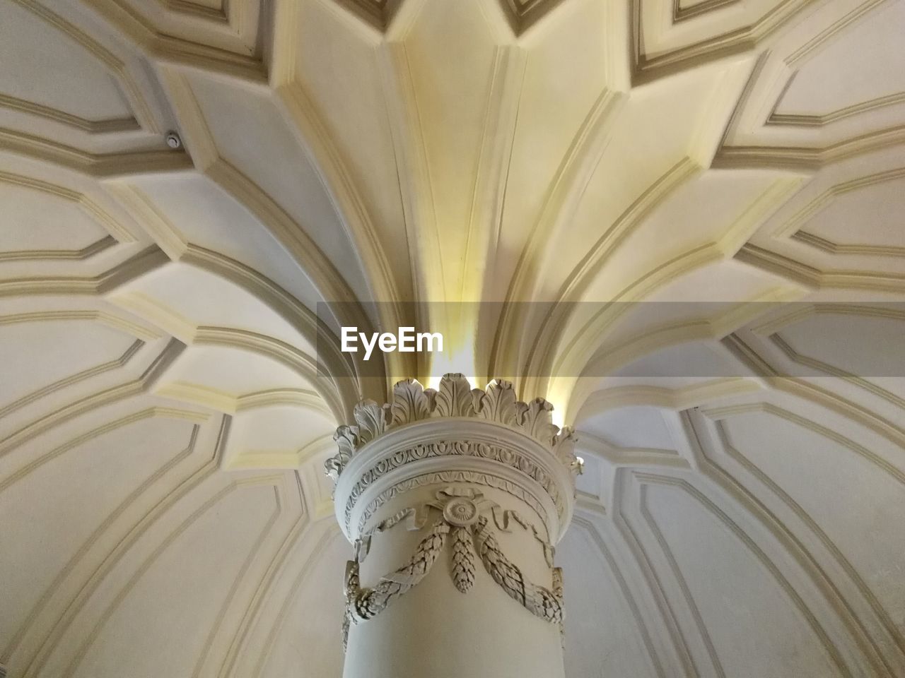 LOW ANGLE VIEW OF CEILING OF BUILDING