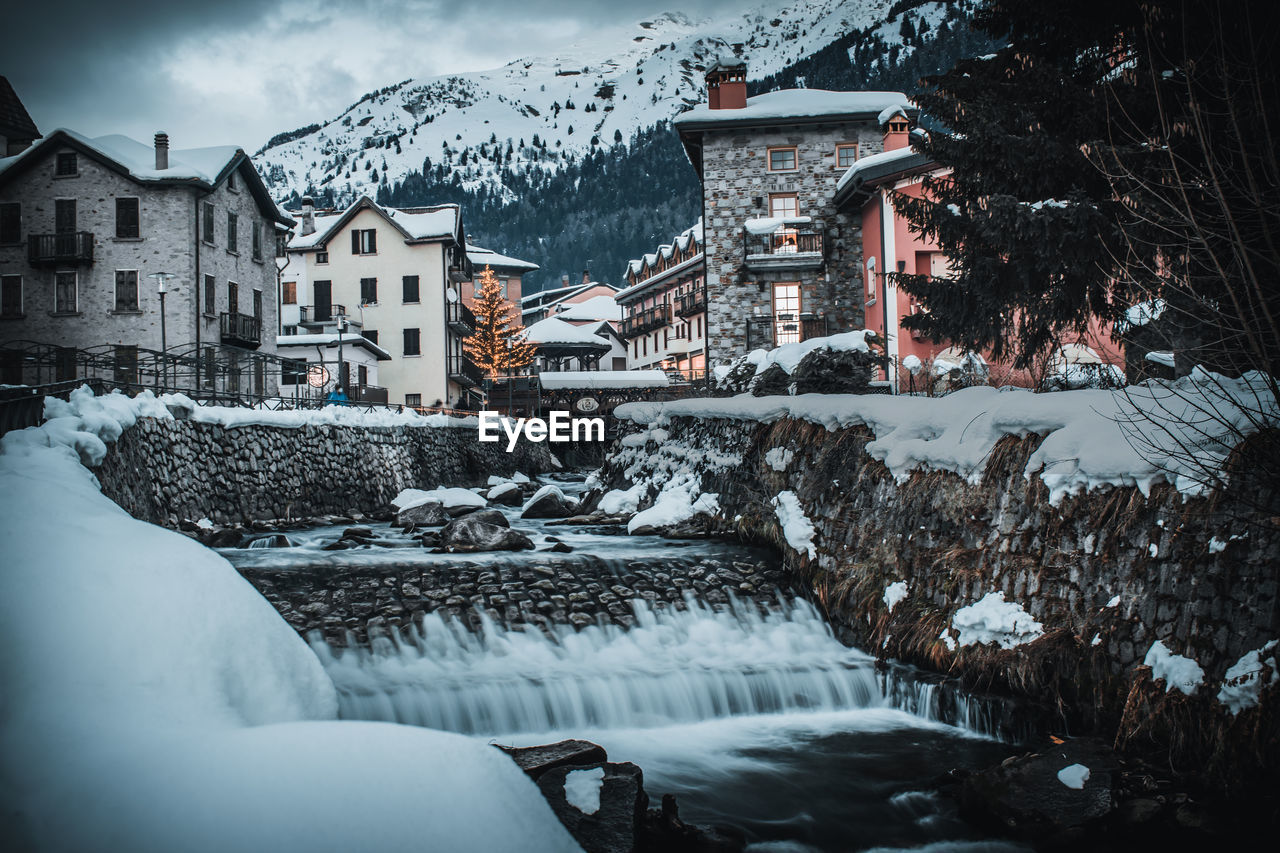 SNOW COVERED BUILDINGS AND HOUSES IN CITY