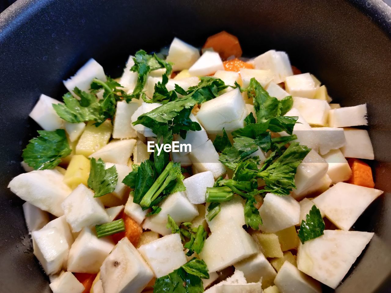 HIGH ANGLE VIEW OF CHOPPED VEGETABLES ON PLATE