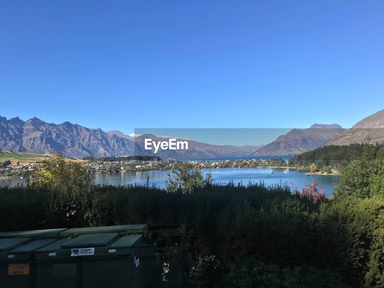 SCENIC VIEW OF LAKE AND MOUNTAINS AGAINST CLEAR SKY