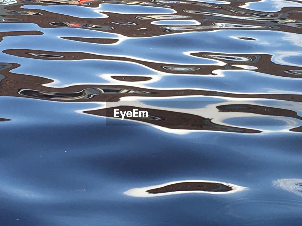 FULL FRAME SHOT OF WATER IN SHALLOW