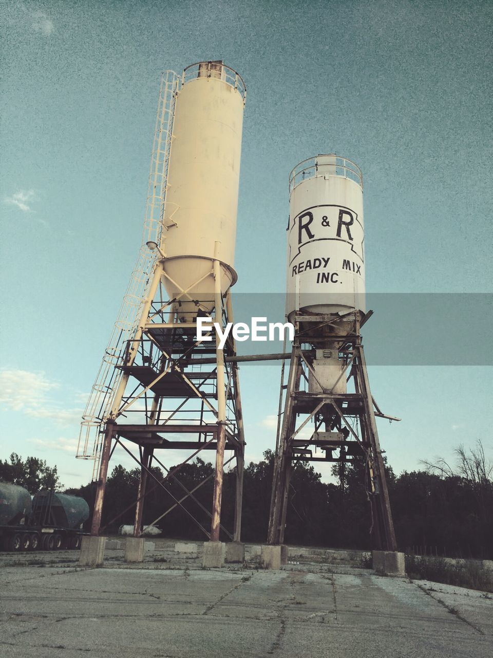 LOW ANGLE VIEW OF WATER TANK AGAINST CLEAR SKY