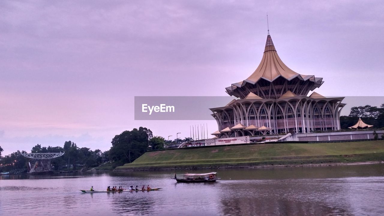 VIEW OF BUILDING AT WATERFRONT