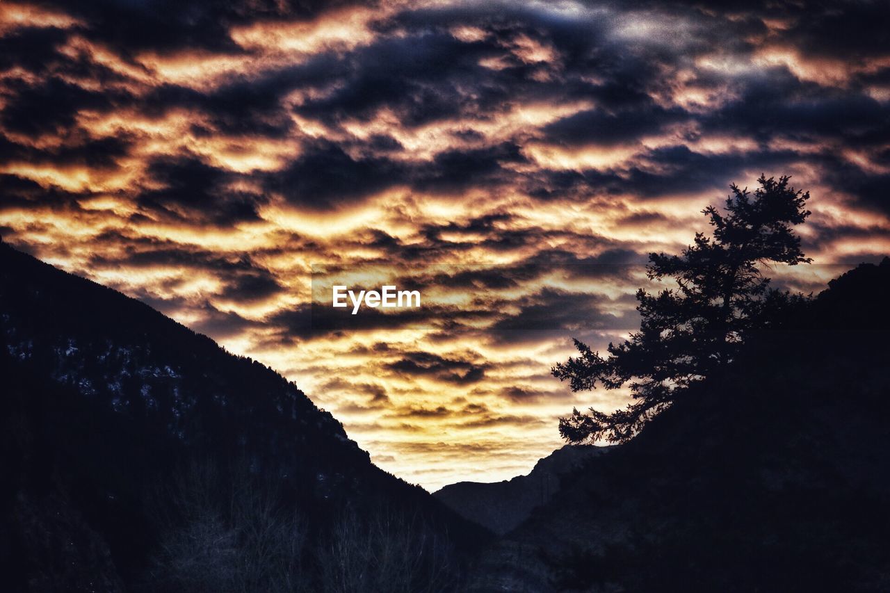 SCENIC VIEW OF DRAMATIC SKY