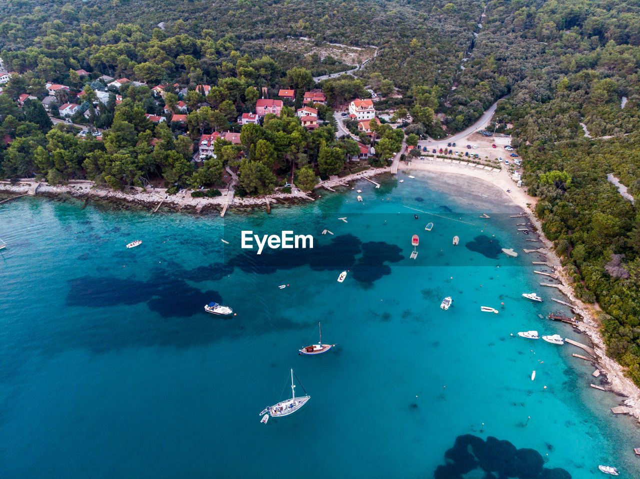 HIGH ANGLE VIEW OF BOATS IN BAY