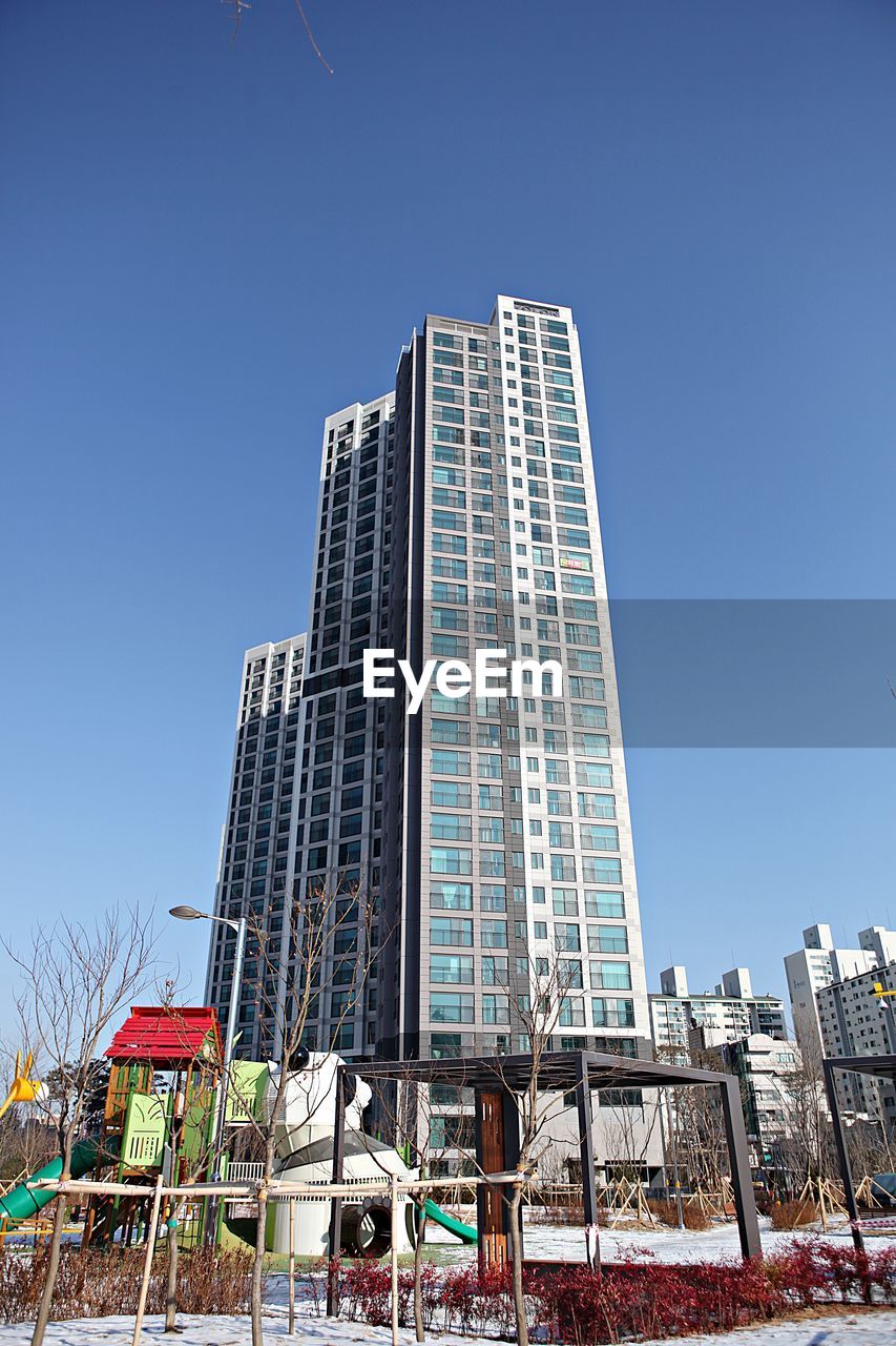 LOW ANGLE VIEW OF MODERN BUILDING AGAINST CLEAR SKY