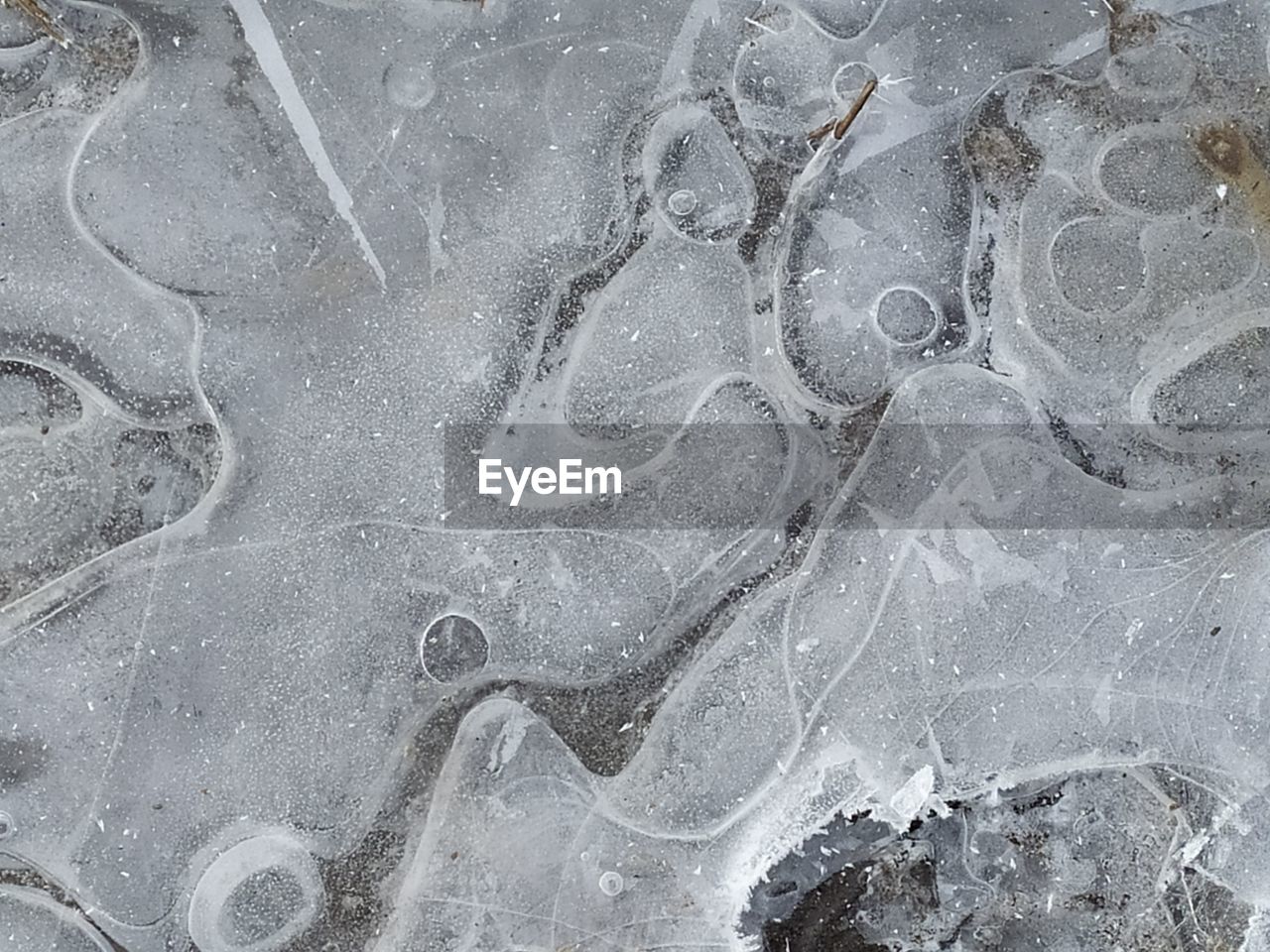 FULL FRAME SHOT OF WATER IN SHALLOW