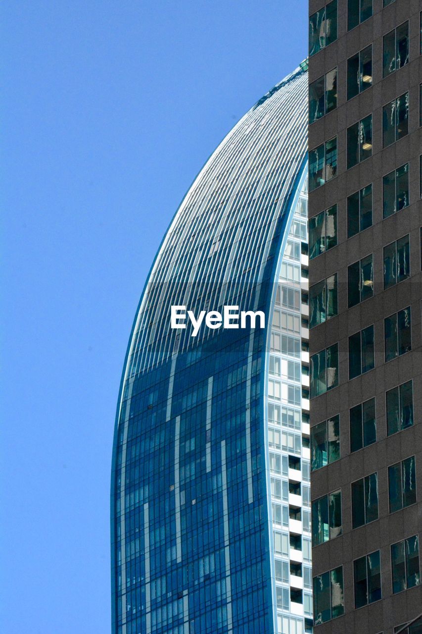 LOW ANGLE VIEW OF MODERN BUILDING AGAINST CLEAR SKY