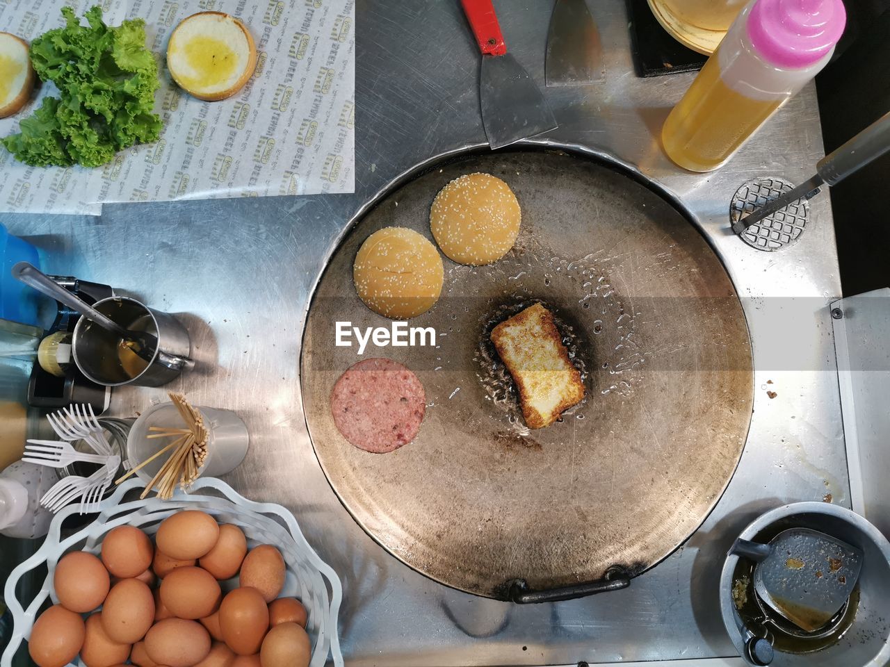 HIGH ANGLE VIEW OF FOOD IN KITCHEN