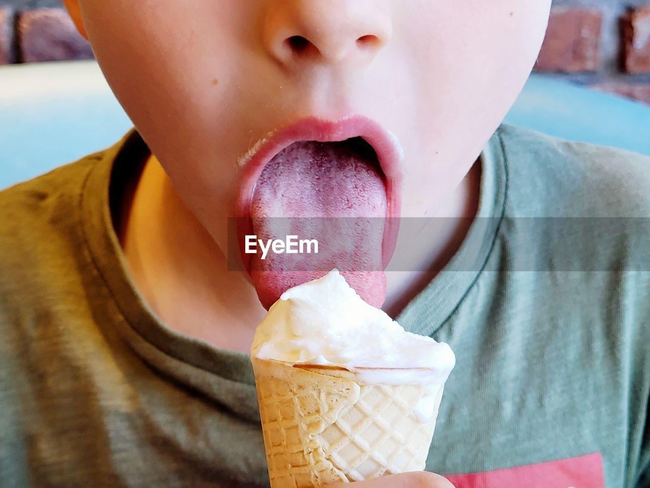 CROPPED IMAGE OF WOMAN EATING ICE CREAM WITH HAND