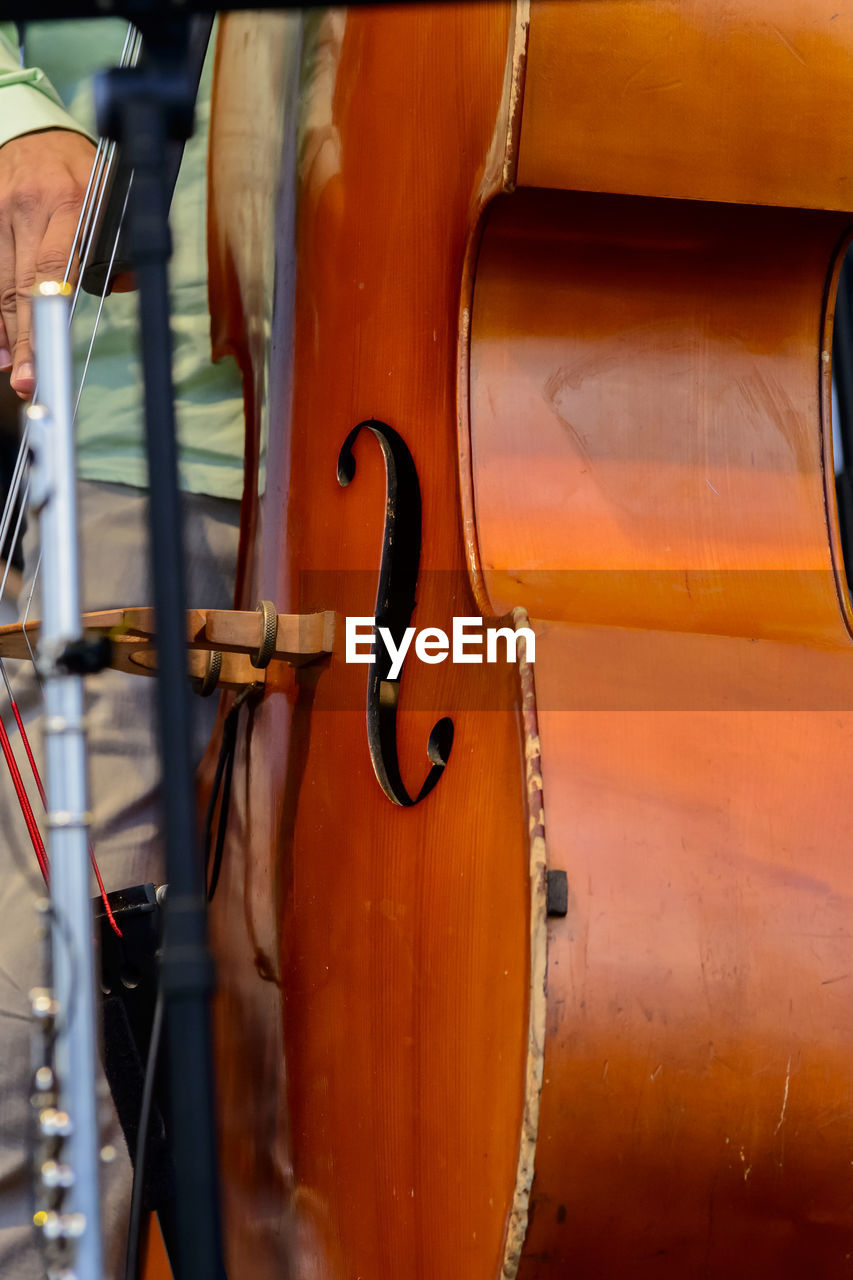 CLOSE-UP OF A PLAYING THE GUITAR