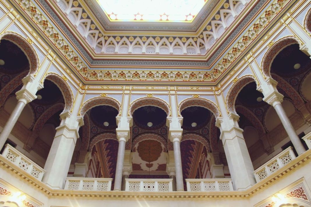 LOW ANGLE VIEW OF HISTORICAL BUILDING