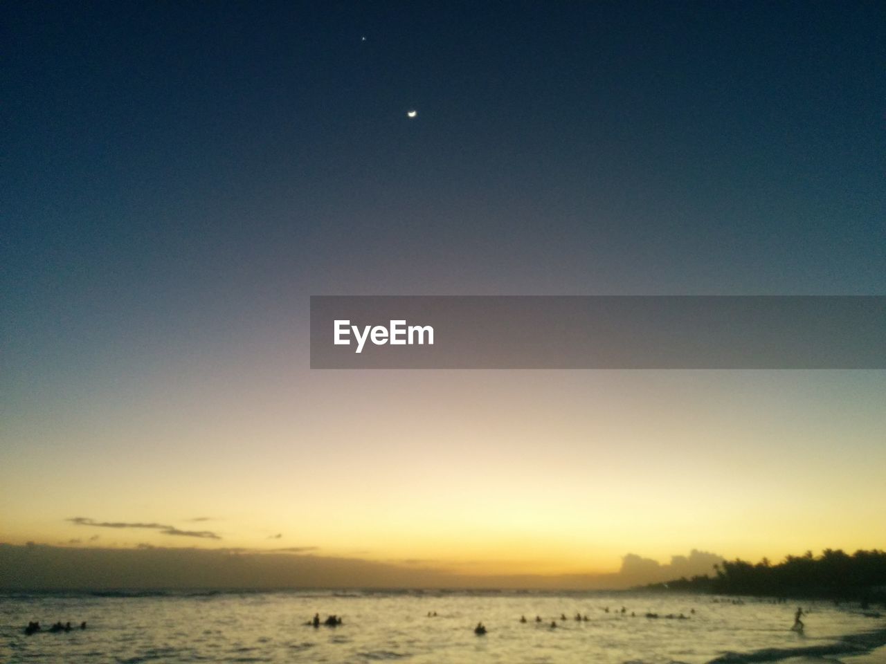 SCENIC VIEW OF SEA AGAINST SKY AT NIGHT