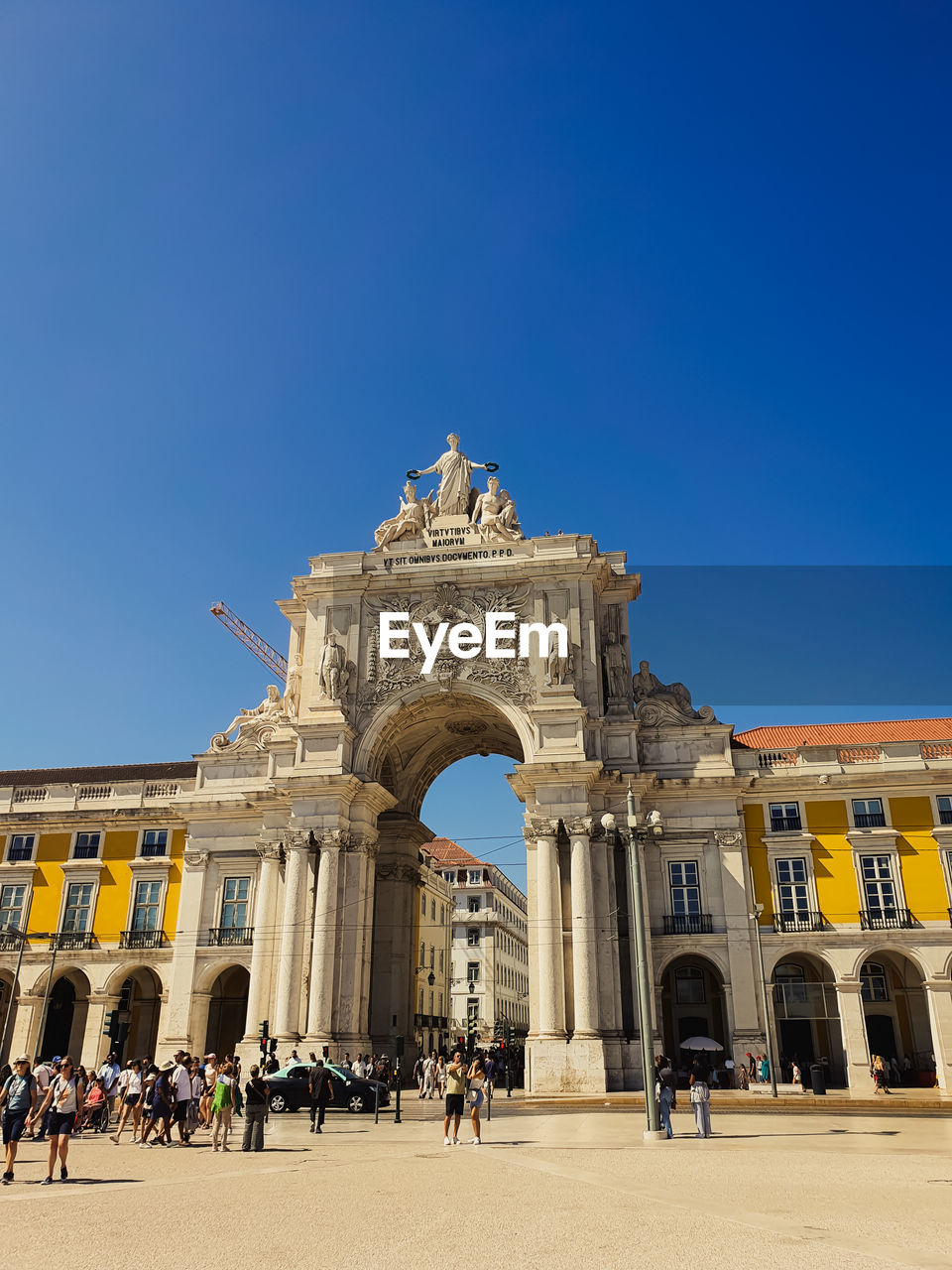 architecture, travel destinations, built structure, travel, landmark, history, the past, sky, tourism, building exterior, city, clear sky, blue, nature, town square, arch, monument, sunny, group of people, ancient history, crowd, large group of people, memorial, plaza, tourist, sculpture, holiday, trip, vacation, day, outdoors, statue, palace, architectural column, sunlight, copy space, ancient, gate, city life