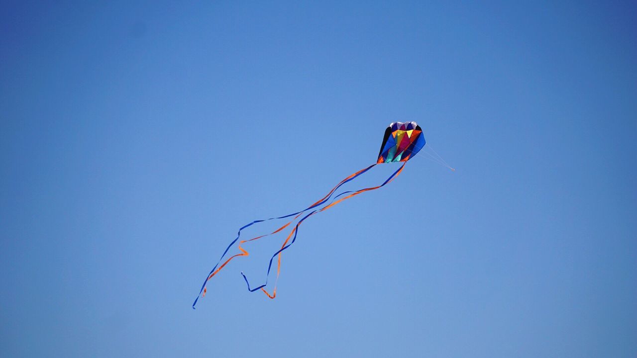 LOW ANGLE VIEW OF KITE AGAINST CLEAR SKY