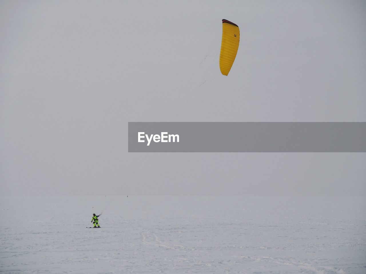 PEOPLE PARAGLIDING IN SEA