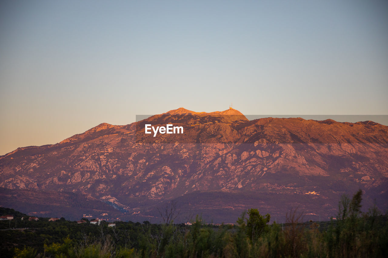 SCENIC VIEW OF MOUNTAIN AGAINST SKY