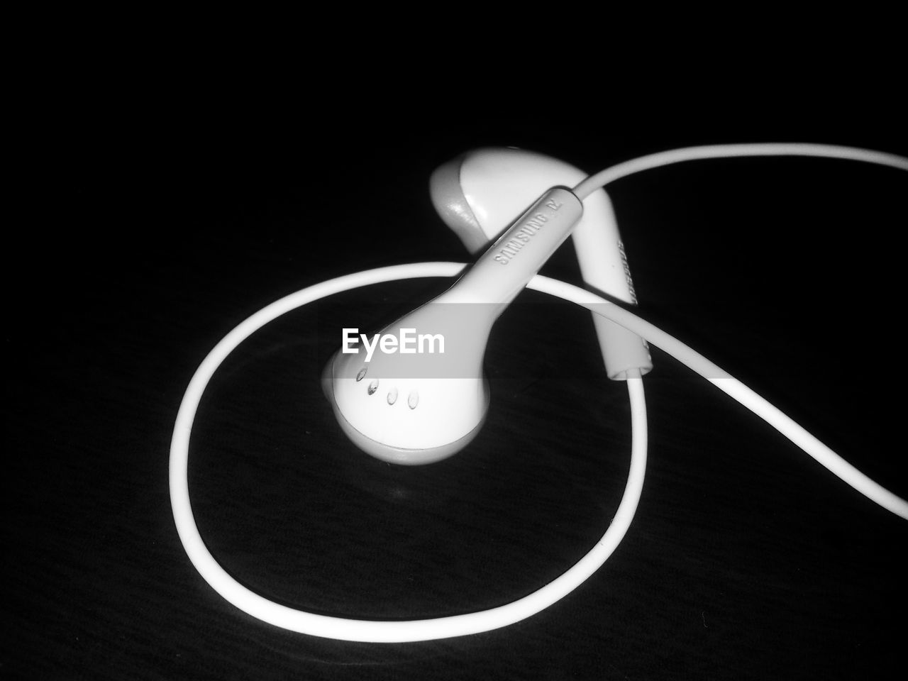 CLOSE-UP VIEW OF ELECTRIC LAMP