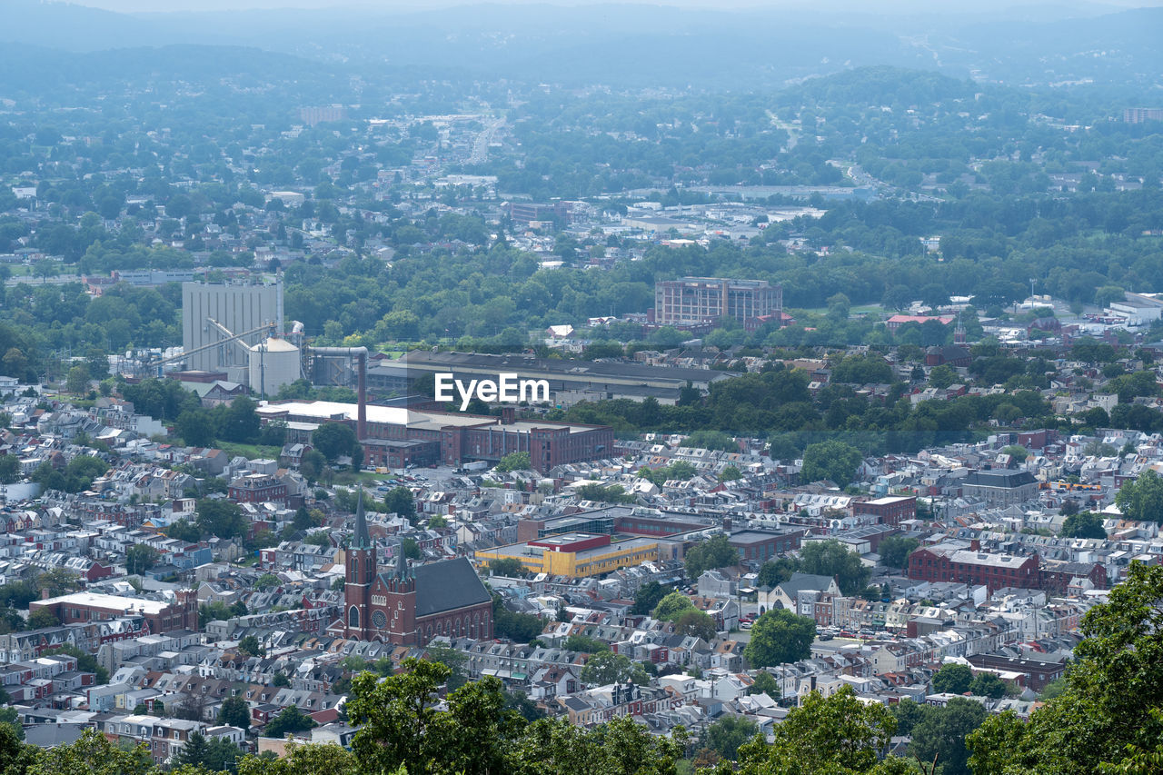 HIGH ANGLE VIEW OF TOWNSCAPE AND TREES