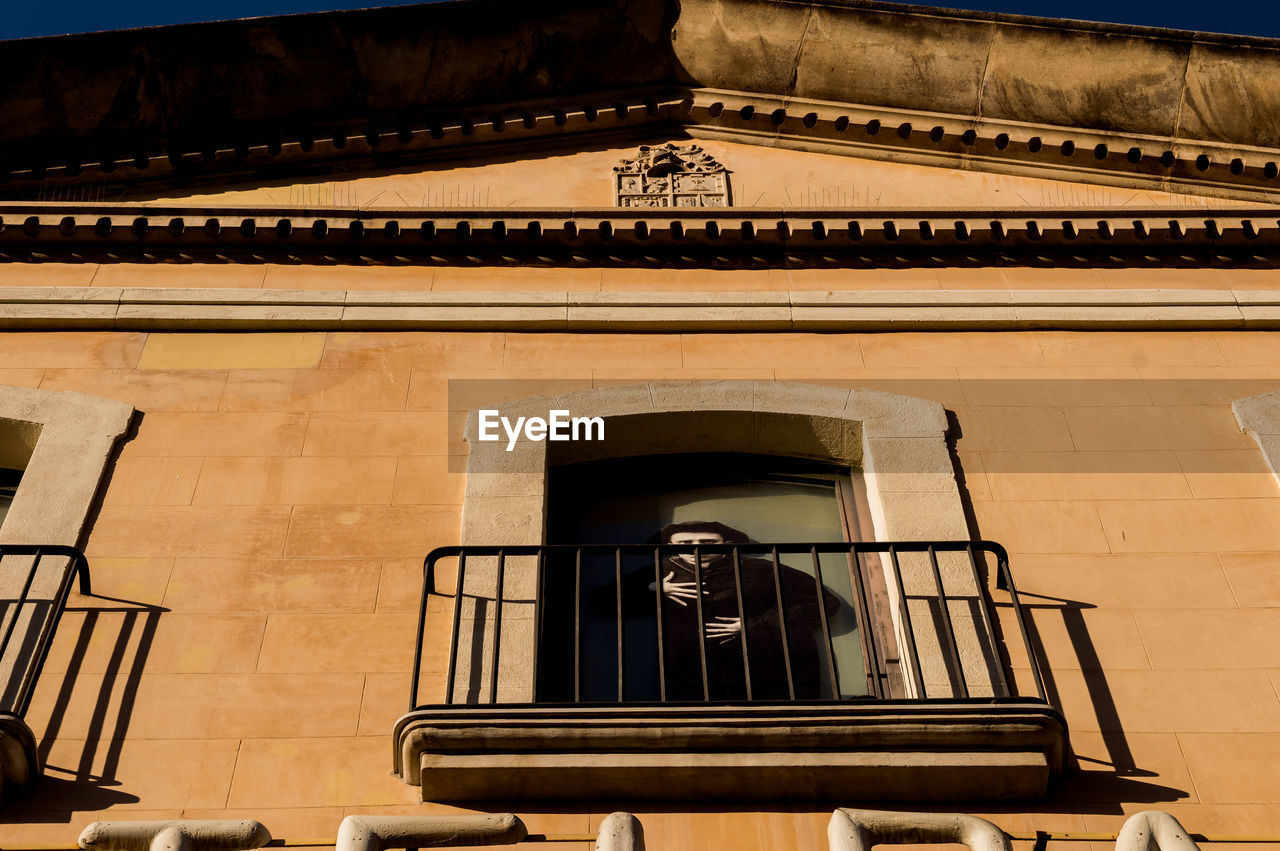 LOW ANGLE VIEW OF OLD BUILDING