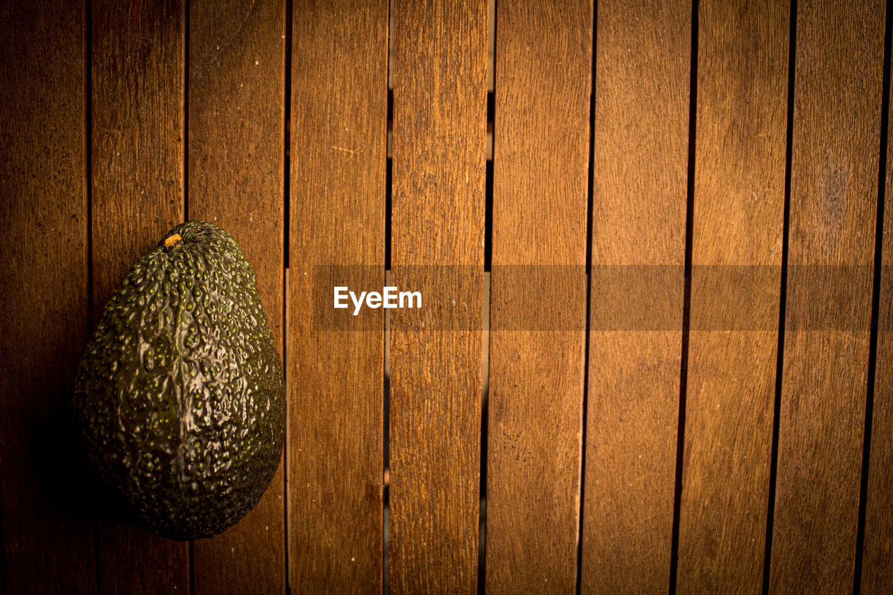 CLOSE-UP OF FRUIT ON WOODEN TABLE