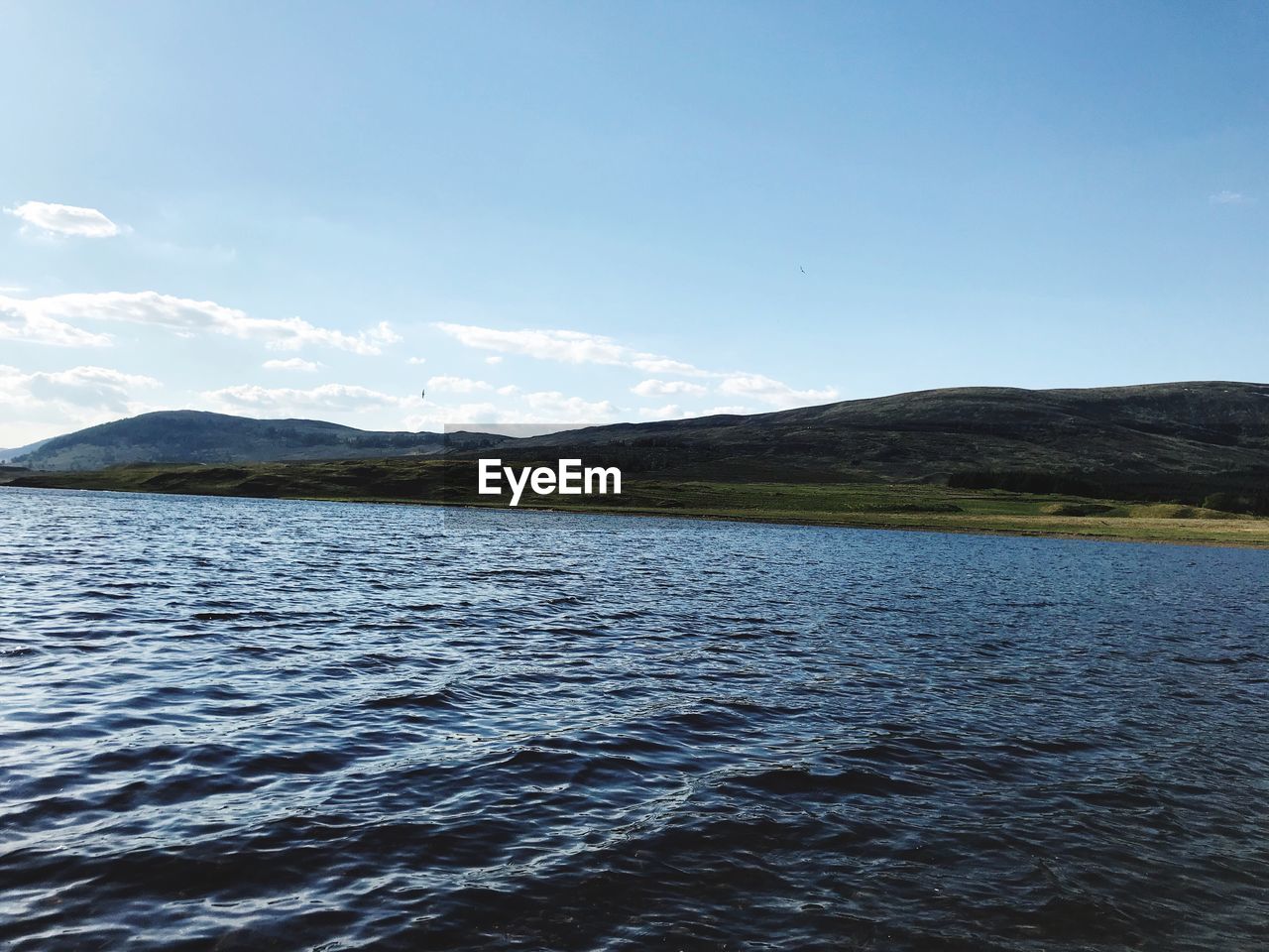 SCENIC VIEW OF SEA BY MOUNTAINS AGAINST SKY