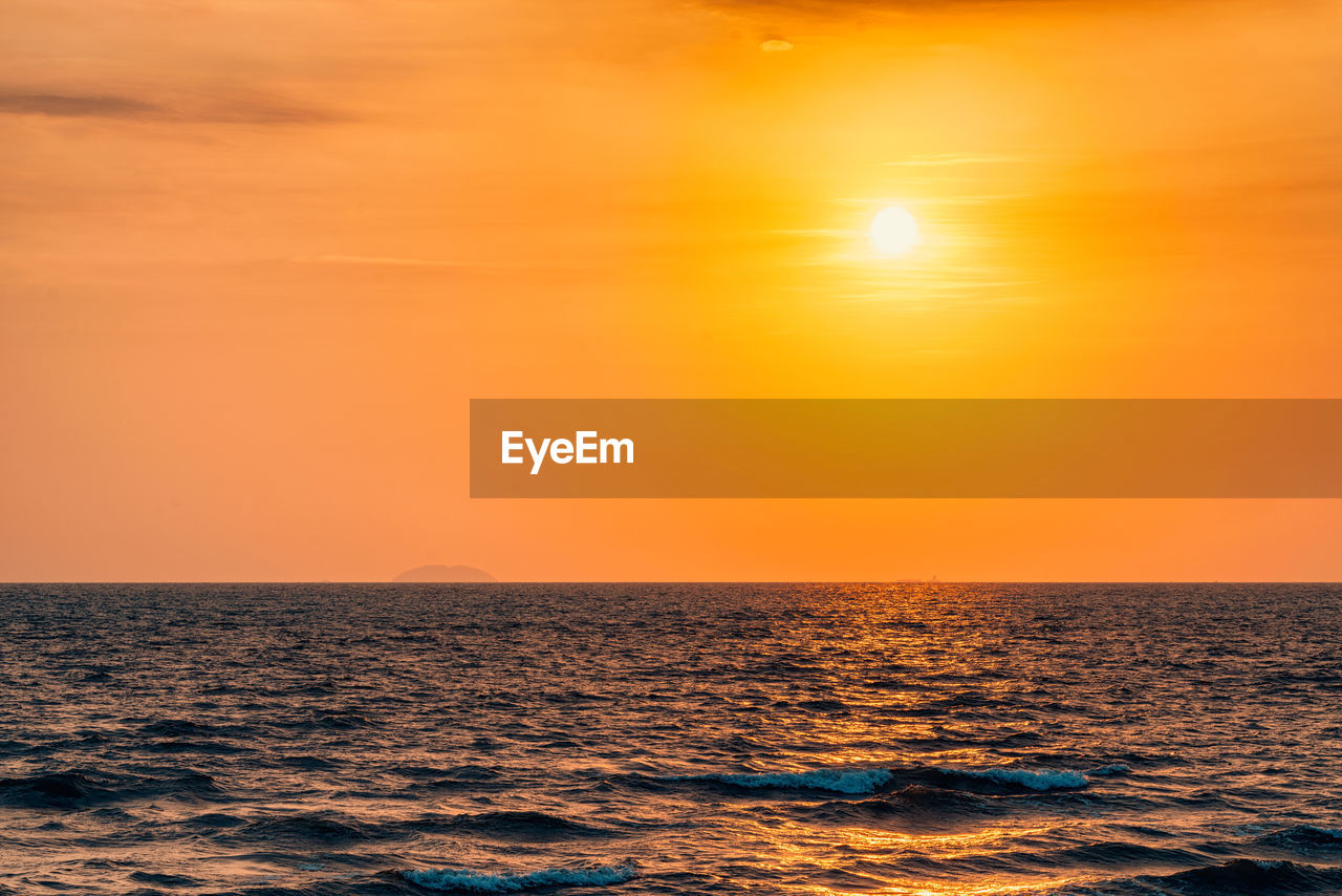 SCENIC VIEW OF SEA AGAINST SKY AT SUNSET