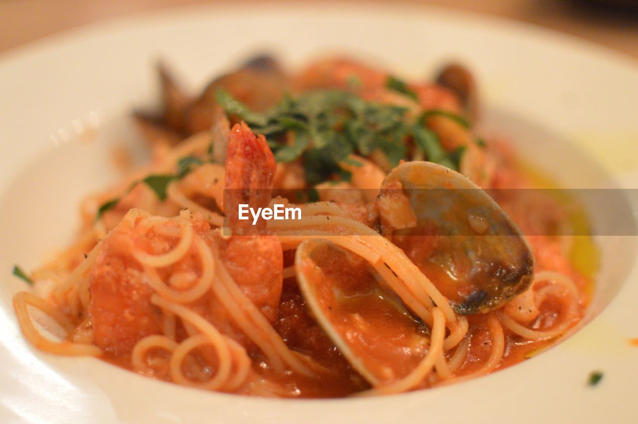 Close-up of spaghetti pasta with clams served in bowl